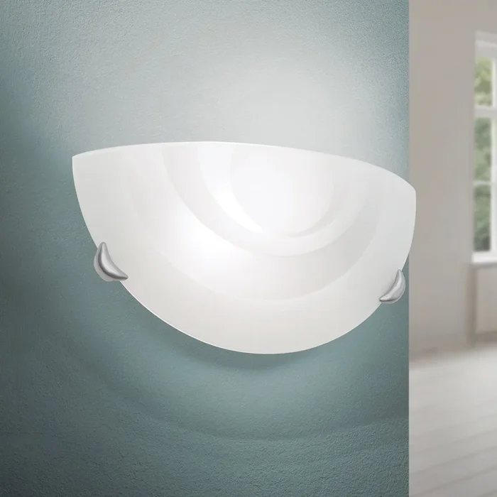 Aplique de pared Ada de cristal opalino, semicircular