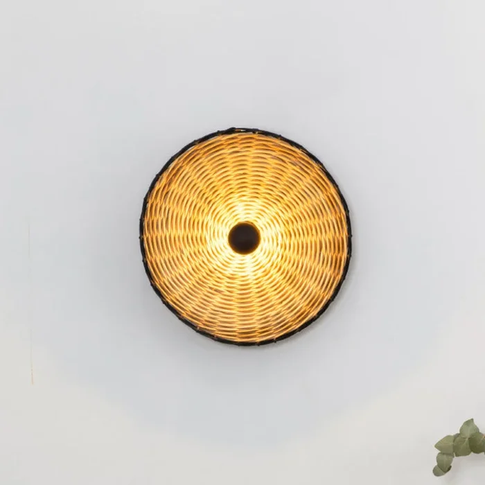 Aplique de pared Costas, negro/madera clara, ratán, Ø 40 cm