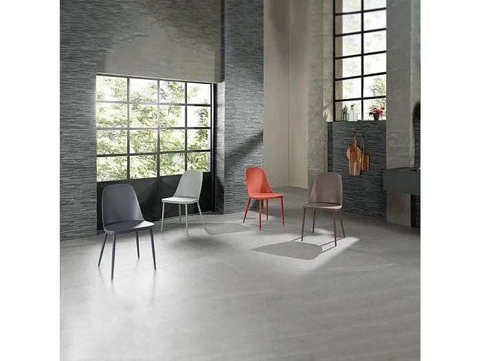 Conjunto de 4 sillas modernas «Paola» de polipropileno gris oscuro con patas de metal pintado.