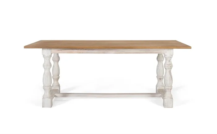 Esta mesa de comedor rectangular está fabricada en madera de mango.