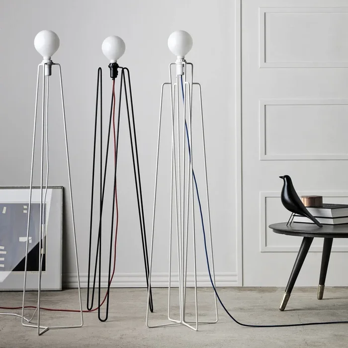 GRUPA Model M3 lámpara pie LED blanco cable blanco