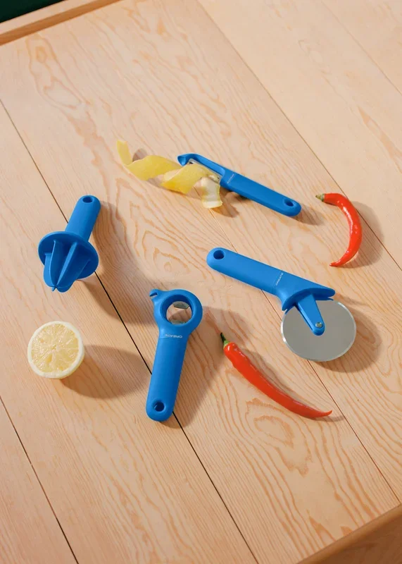 KITCHENWARE STUDIO – Pack de 4 utensilios de cocina con soporte de madera