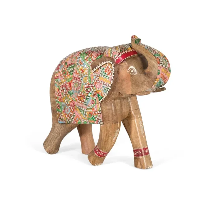 La figura decorativa de madera tiene la forma elegante y robusta de un elefante, con su trompa ligeramente curvada hacia arriba en señal de buena fortuna. Está cuidadosamente tallada a mano.