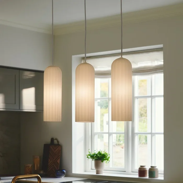Lámpara colgante Miella, 3 luces, cristal estriado, satinado/blanco