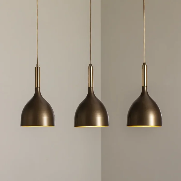 Lámpara colgante Noak 3 luces, larga, titanio/oro, acero
