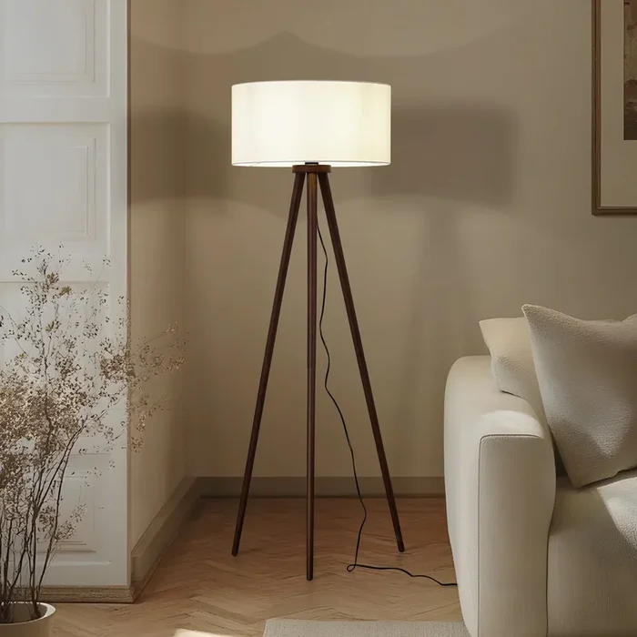 Lámpara de pie Charlia de Lindby, blanca, madera de nogal, altura 150 cm