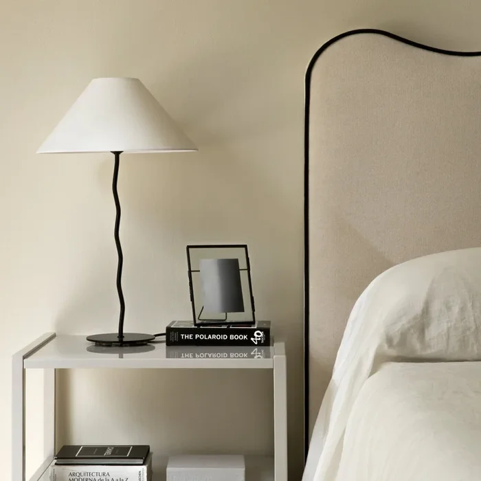 Lámpara de sobremesa Waves Negro – Kenay Home