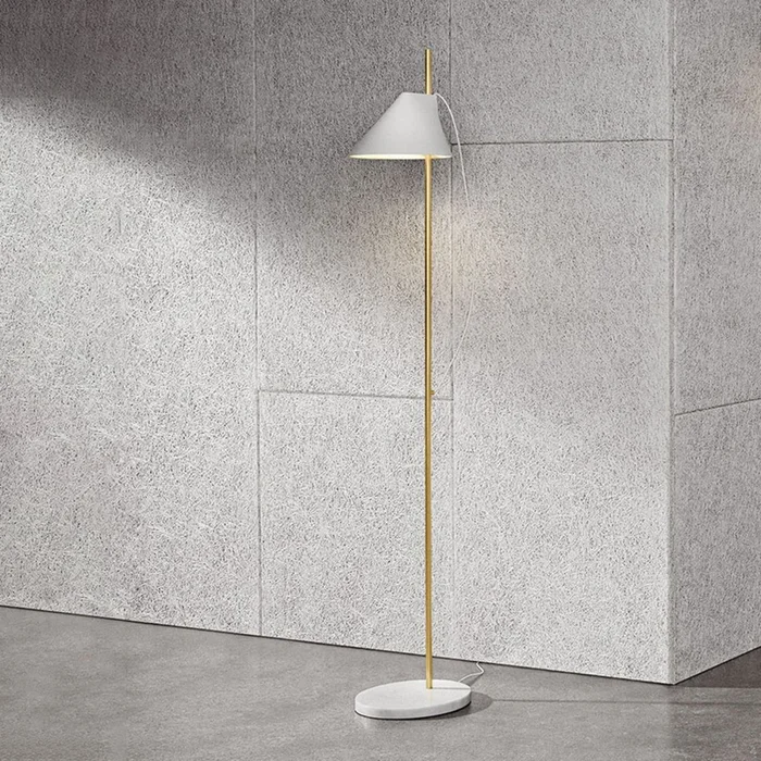 Louis Poulsen lámpara de pie Yuh Brass, blanco