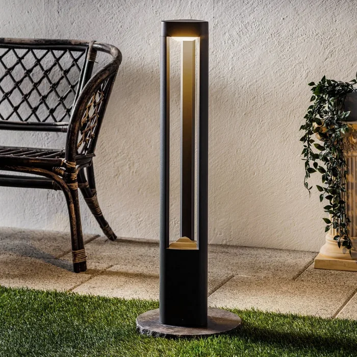 Lucande, bolardo luminoso LED Pirron, 80 cm, triangular, IP54