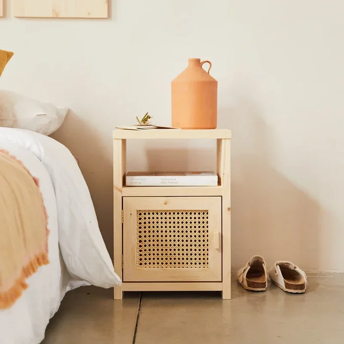 Mesita de noche con puerta Haydé Nogal envejecido – Hannun