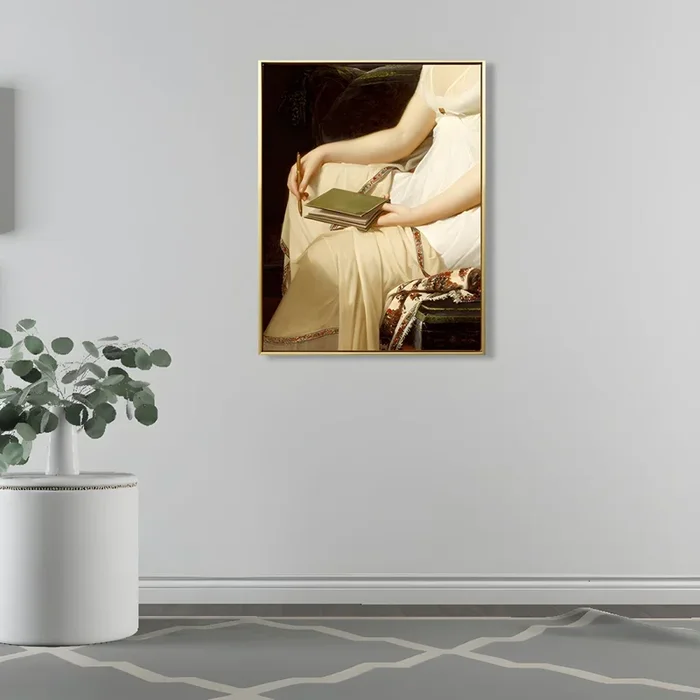 Mujer con una libreta pintando arte de pared vintage texturizado en amarillo – Amarillo 60 cm x 80 cm