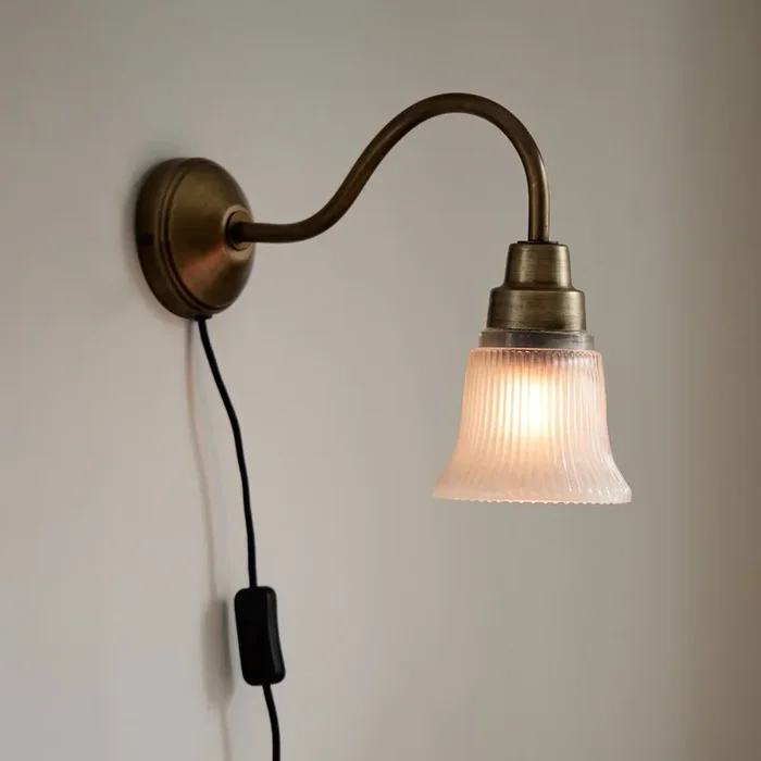 PR Home aplique de pared Emmi, latón envejecido, Ø 12 cm