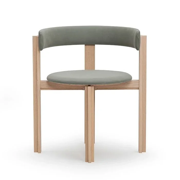 Principal Chair – Karakter