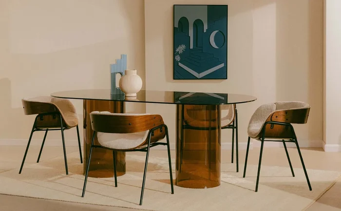 Set de Mesa de Comedor Ovalada de Cristal Templado Kolu y 4 Sillas de Madera y Tela Berlin Ámbar – The Masie