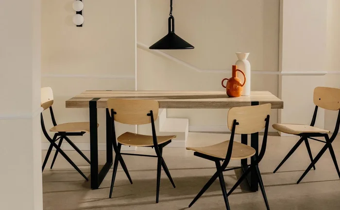 Set de Mesa de Comedor Rectangular de Madera Etret y 4 Sillas de Metal Ticher Madera Natural – The Masie