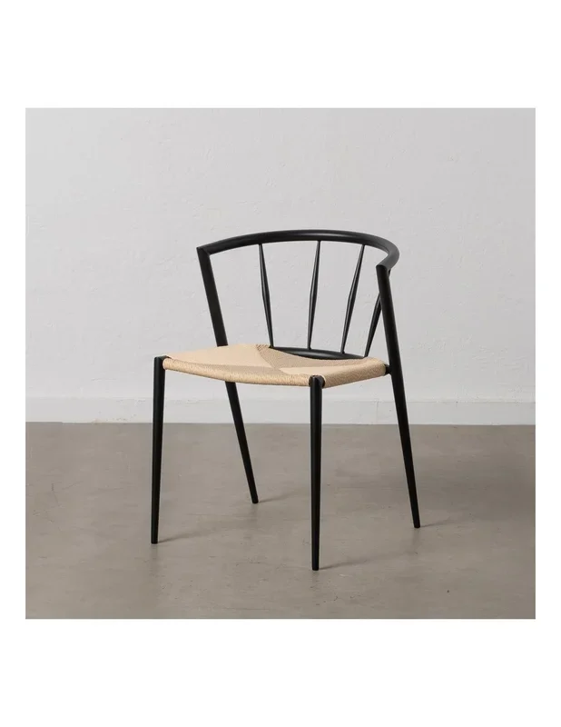 Silla de diseño ANALY de metal con acabado negro y asiento de cuerda.