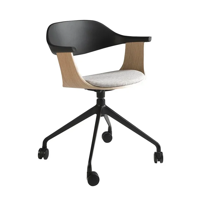 Silla oficina giratoria de diseño moderno con asiento tapizado en tela color gris claro y respaldo de pvc negro.