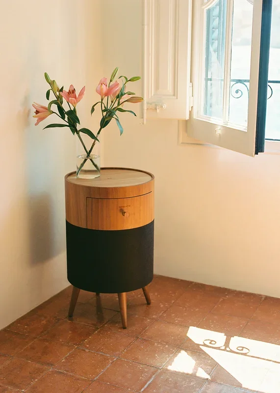 SPEAKER TABLE BASS – Mesa altavoz con subwoofer, bluetooth, carga inalámbrica y cajón para almacenaje